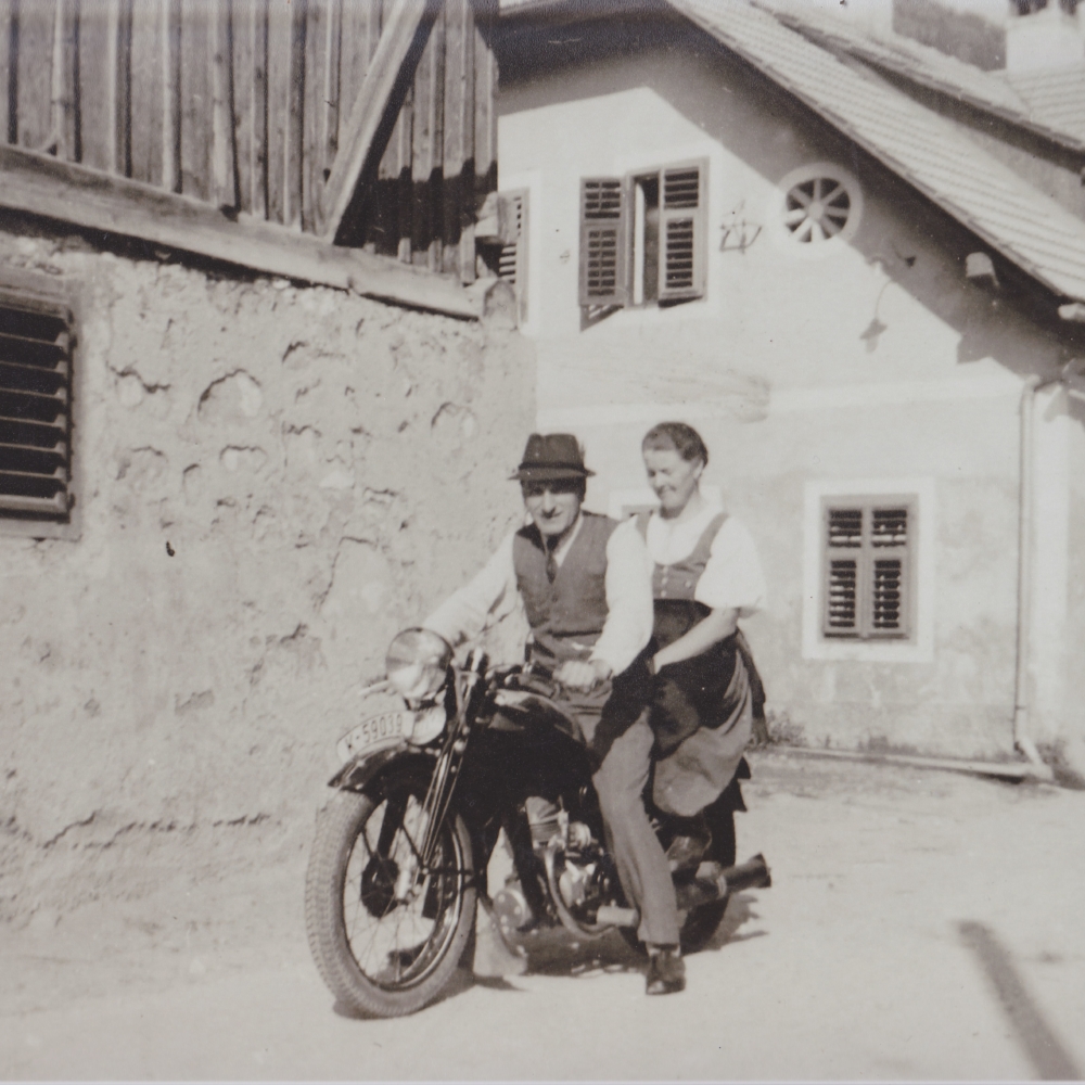 Anna und Peter Steiner nach 1933; im Hintergrund das neue Wohnhaus