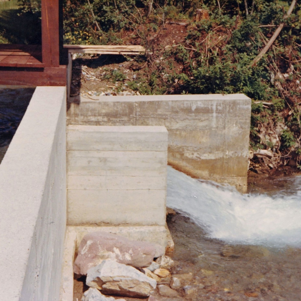 Neue, fertige Wehranlage in Betonbauweise