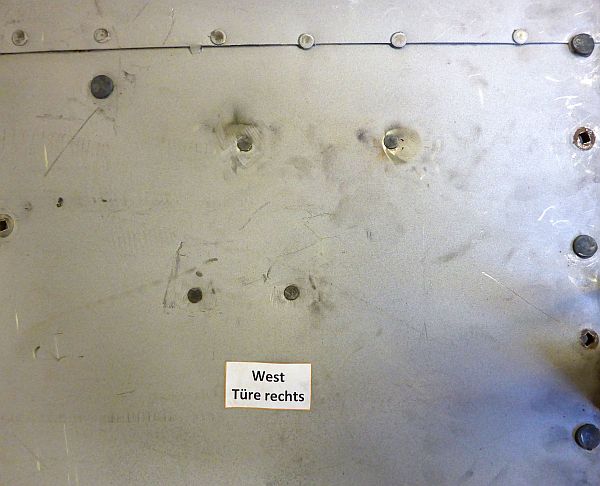 Detailansicht auf eine der Metalltüren. Unsachgemäße Vernietungen, Industrienieten aus früheren Reparaturen.