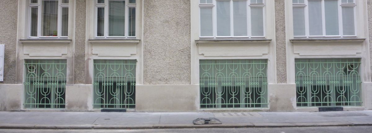 Paracelsusgasse, 4 Metallfenster samt Gitter