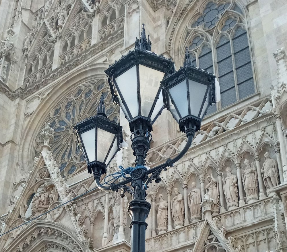 Votivkirche, Kandelaber 2, saniert von Schmeidetechnik Steiner, Stockenboi/Kärnten und Wien