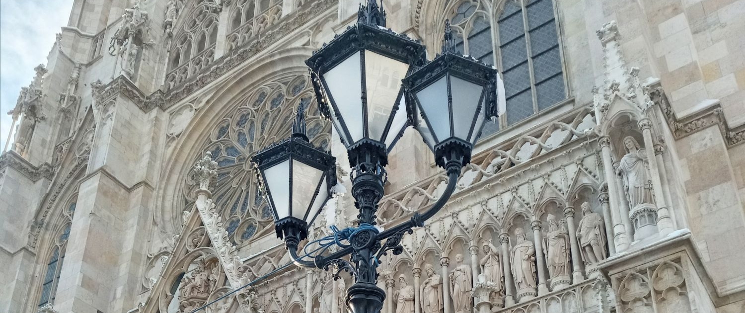 Votivkirche, Kandelaber 2, saniert von Schmeidetechnik Steiner, Stockenboi/Kärnten und Wien