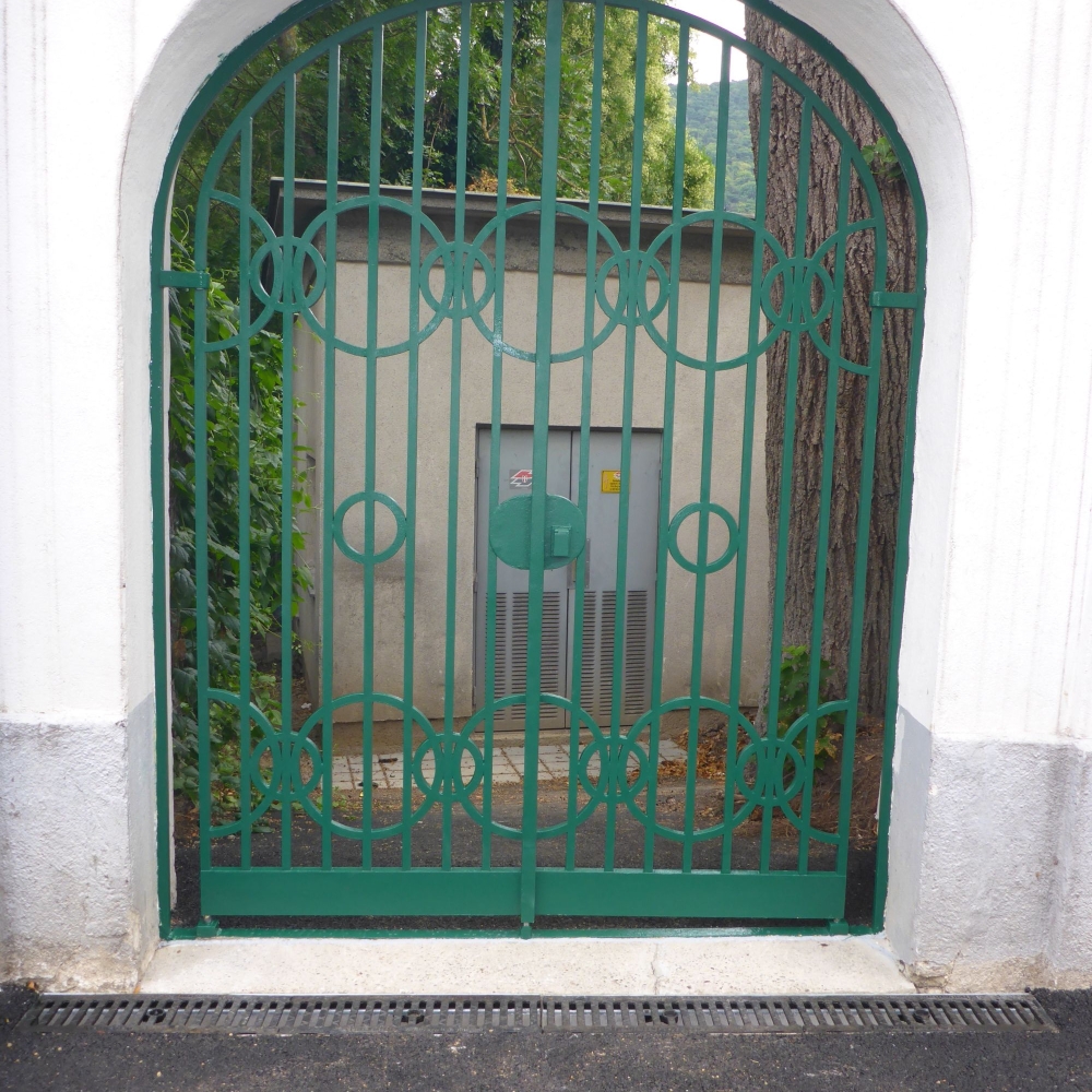 Villa Hinterbrühl schmiedeeiserne Gittertüre, Schmiedetechnik Steiner