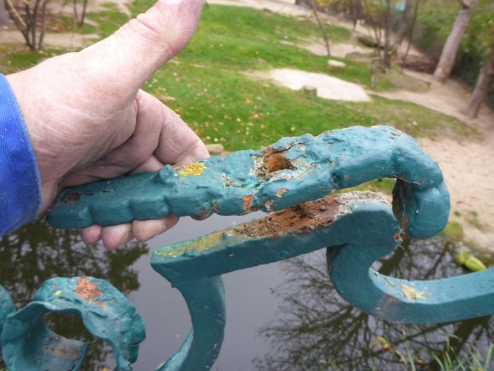 P1860940_120 Abkorrodierte Niete - das Zierteil war dadurch lose. Aufsatz 62.