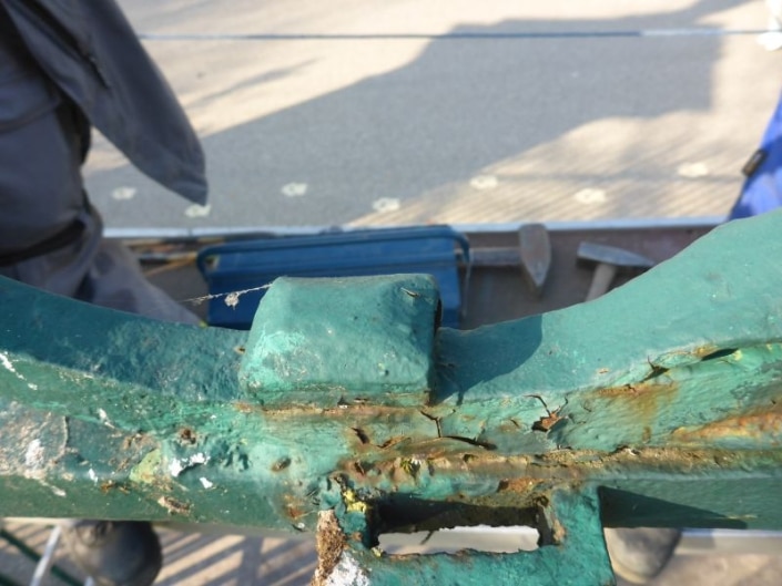 Detailansicht auf den Zierkopfkeil und den Bügel. Aufsatz 60 Detailansicht auf den Zierkopfkeil und den Bügel. Aufsatz 60