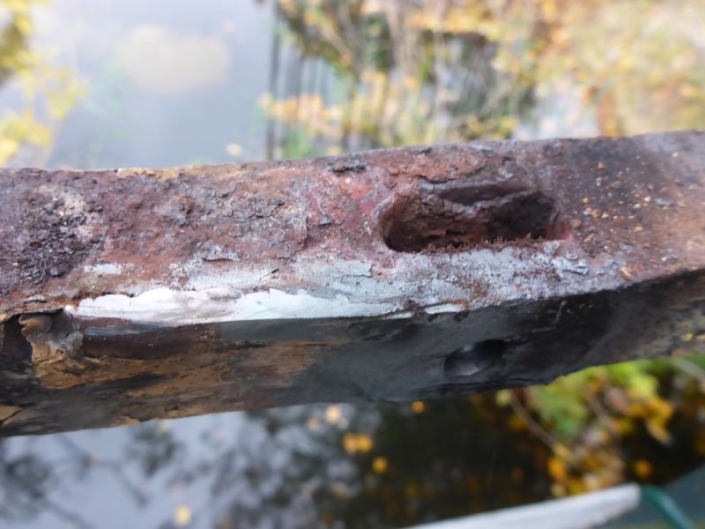 In einigen Keillöchern wurden zusätzlich eingebaute Blechstreifen vorgefunden. Aufsatz 59.1 In einigen Keillöchern wurden zusätzlich eingebaute Blechstreifen vorgefunden. Aufsatz 59.1