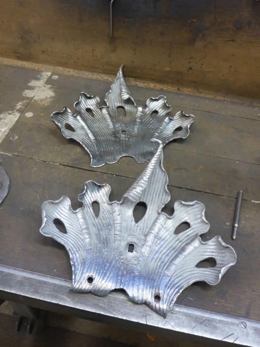 oben: historische Blattkrone unten: neu geschmiedete Blattkrone oben: historische Blattkrone unten: neu geschmiedete Blattkrone