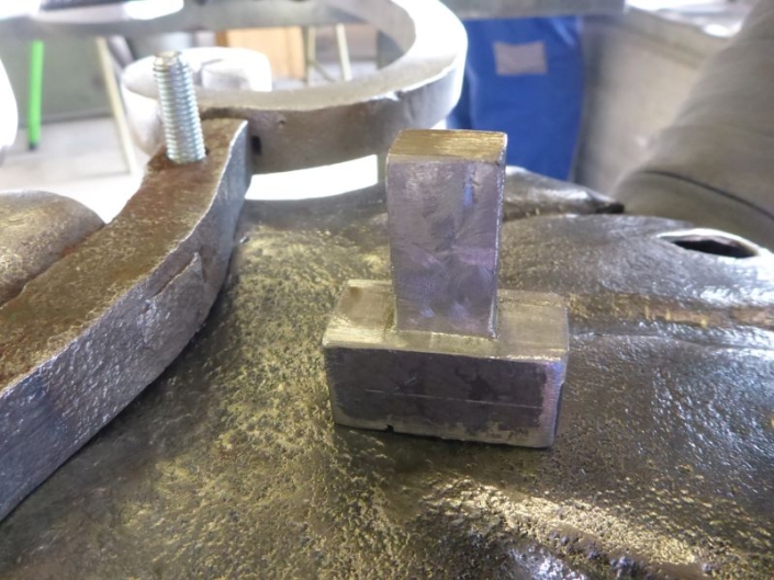 neu hergestellte Abstandshalter mit Nietzapfen neu hergestellte Abstandshalter mit Nietzapfen