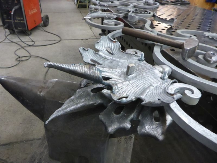 Anpassen der Blattkrone in das historische Gitterwerk Anpassen der Blattkrone in das historische Gitterwerk