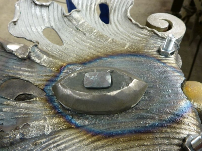 neuer (eiförmiger) Ziertei mit Nietzapfen vernietet neuer (eiförmiger) Ziertei mit Nietzapfen vernietet