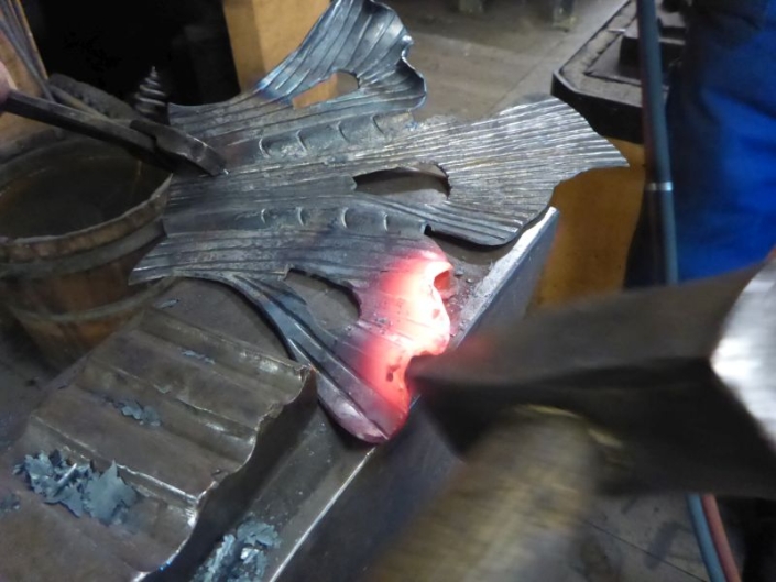 Formen des Blattes in glühendem Zustand Formen des Blattes in glühendem Zustand