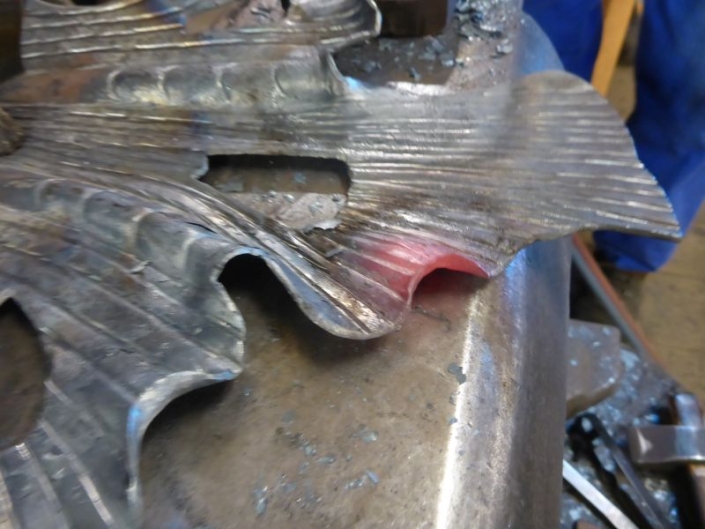 Formen des Blattes in glühendem Zustand Formen des Blattes in glühendem Zustand