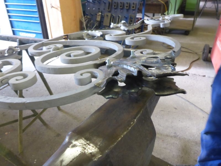 Beim Aufschmieden der rekonstruierten Blattkronen. Beim Aufschmieden der rekonstruierten Blattkronen.