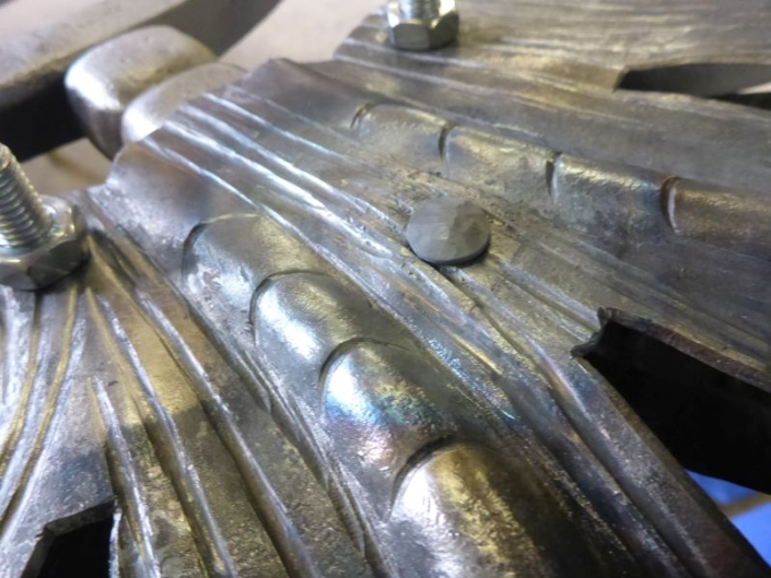 Beim Aufschmieden der rekonstruierten Blattkronen. Beim Aufschmieden der rekonstruierten Blattkronen.