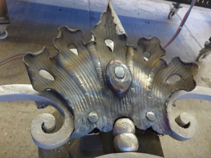 Historische Blattkrone, Aufsatz 58, restauriert. Historische Blattkrone, Aufsatz 58, restauriert.