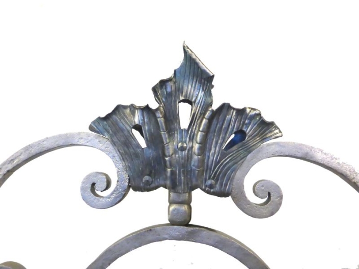 Zwei neue Blattkronen wurden von Hand geschmiedet und in das historische Eisenwerk eingenietet. Zwei neue Blattkronen wurden von Hand geschmiedet und in das historische Eisenwerk eingenietet.