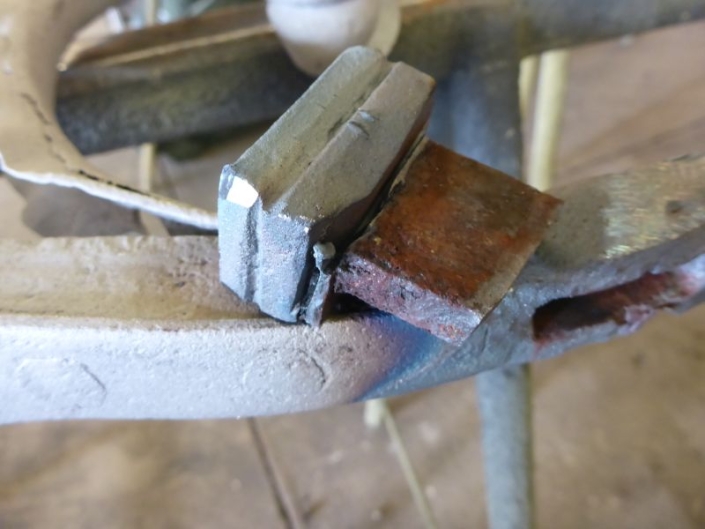 Bei einigen Aufsätzen waren die Zierkopfkeile abgeschnitten vorgefunden worden. Der Aufsatz war an der Kämpferstange nur aufgeschweißt. Aufsatz 58 Bei einigen Aufsätzen waren die Zierkopfkeile abgeschnitten vorgefunden worden. Der Aufsatz war an der Kämpferstange nur aufgeschweißt. Aufsatz 58