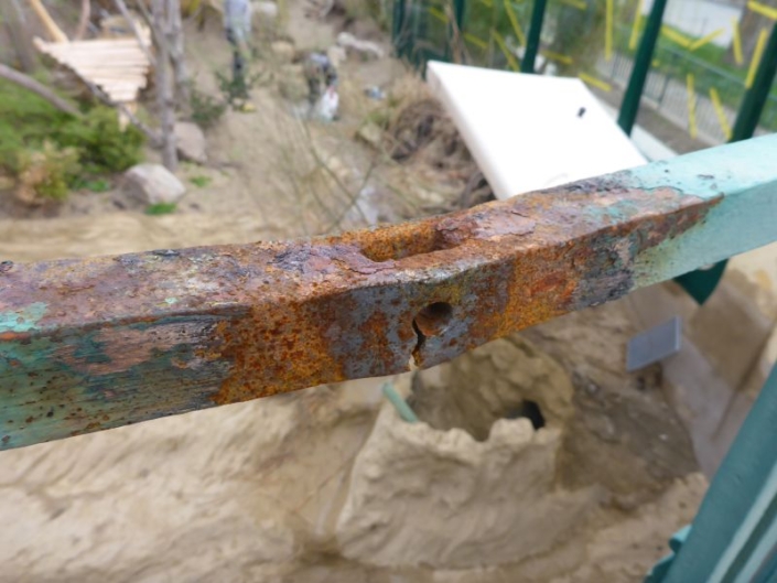 Tor 03 – Riss am Nietloch Tor 03 - Riss am Nietloch