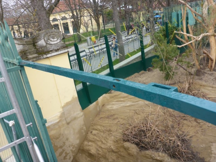 Tor 03 – Kämpferstange fertig saniert und gestrichen Tor 03 - Kämpferstange fertig saniert und gestrichen