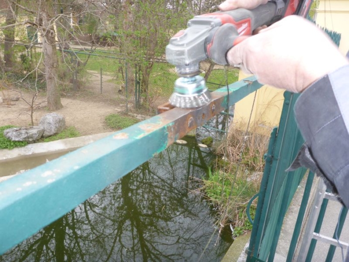 Tor 61. Bürsten mittels Topf- bürste Tor 61. Bürsten mittels Topf- bürste