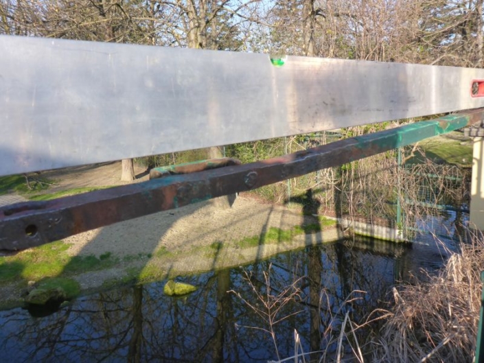 Tor 62 – deformierte Kämpferstange im Vergleich zur Waaglatte (darüber). Tor 62 - deformierte Kämpferstange im Vergleich zur Waaglatte (darüber).