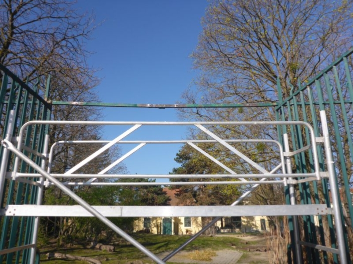 Tor 64. Sanierung der Kämpferstange. Tor 64. Sanierung der Kämpferstange.